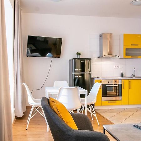 Yellow Apartment ออสตราวา ภายนอก รูปภาพ