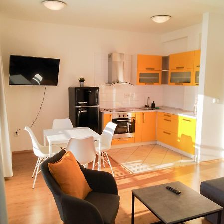 Yellow Apartment ออสตราวา ภายนอก รูปภาพ