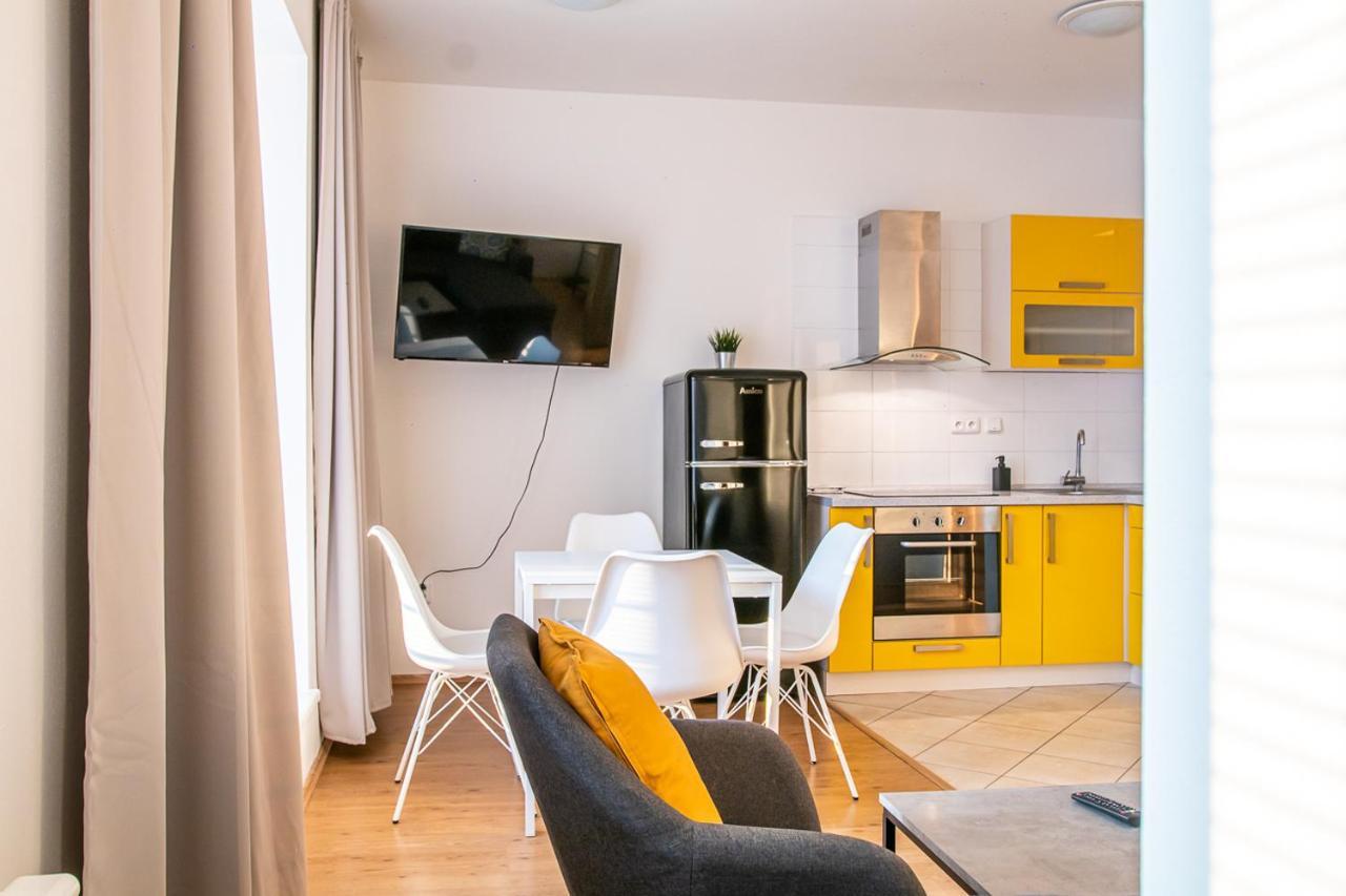Yellow Apartment ออสตราวา ภายนอก รูปภาพ