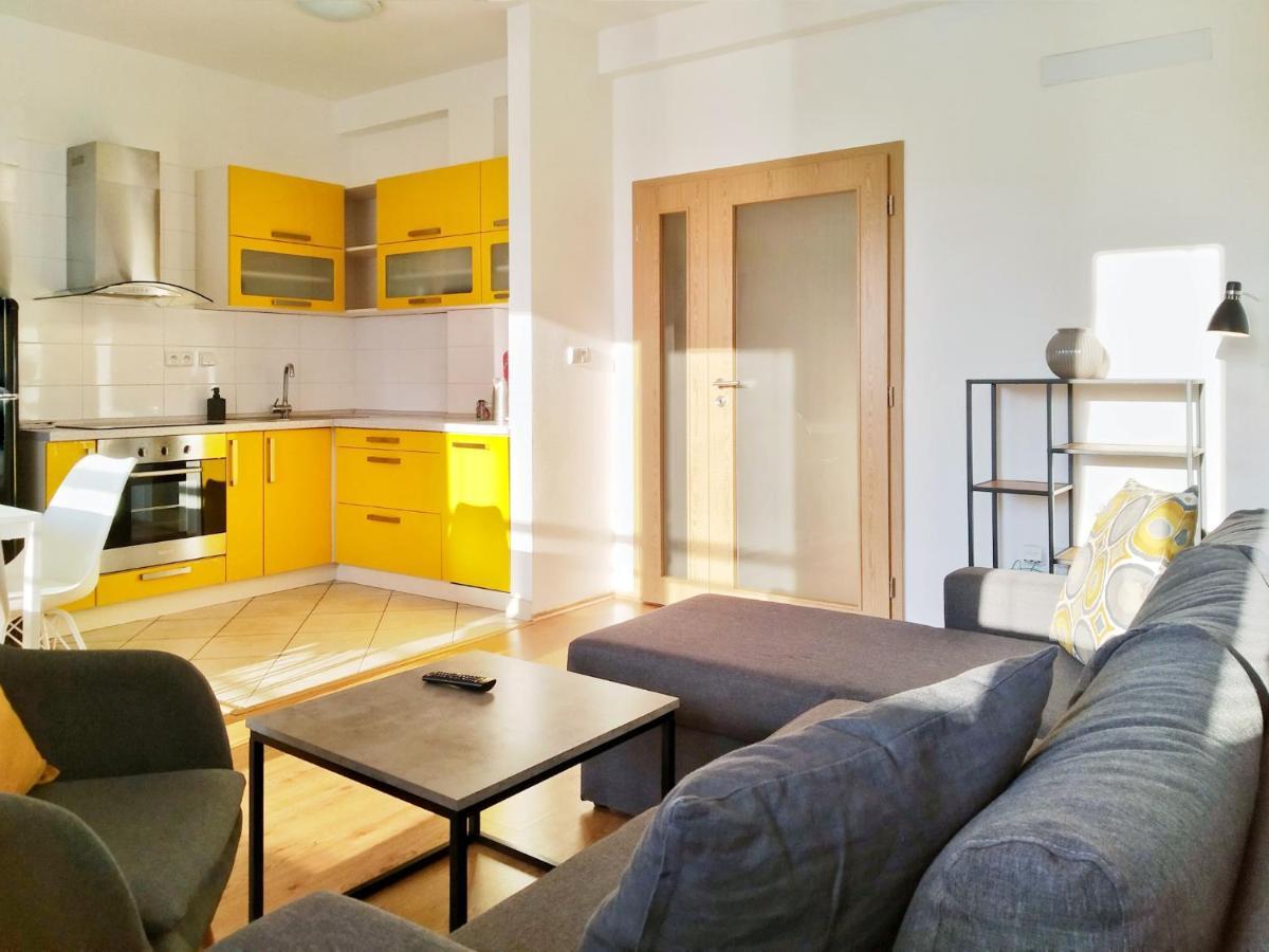 Yellow Apartment ออสตราวา ภายนอก รูปภาพ