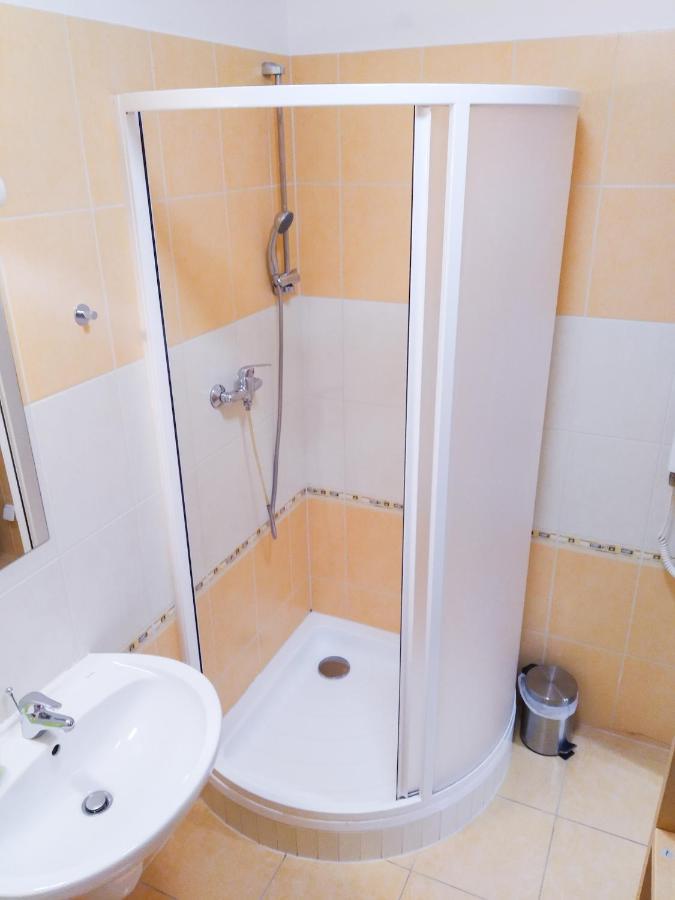 Yellow Apartment ออสตราวา ภายนอก รูปภาพ