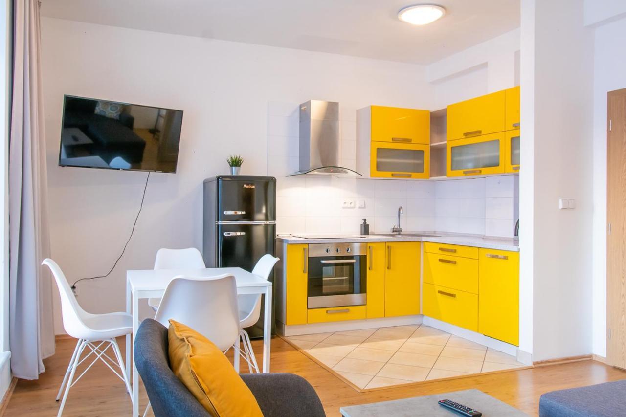 Yellow Apartment ออสตราวา ภายนอก รูปภาพ
