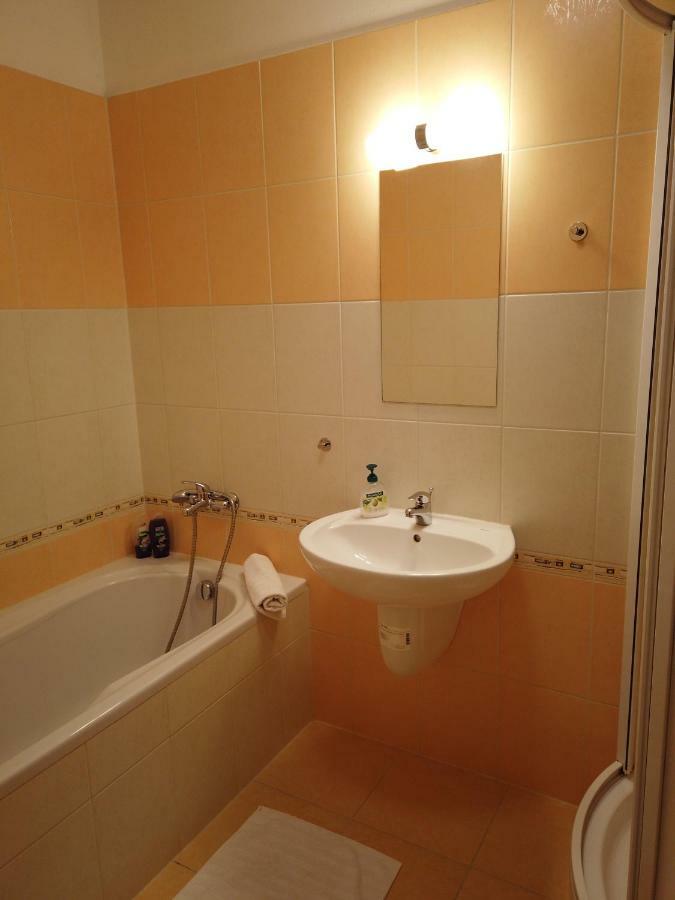 Yellow Apartment ออสตราวา ภายนอก รูปภาพ