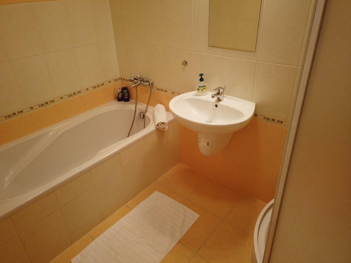 Yellow Apartment ออสตราวา ภายนอก รูปภาพ